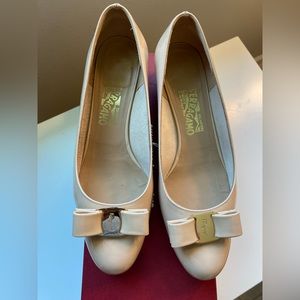 Salvatore Ferragamo Vara 1 Beige Patent leather block heel, 9B, sole protection